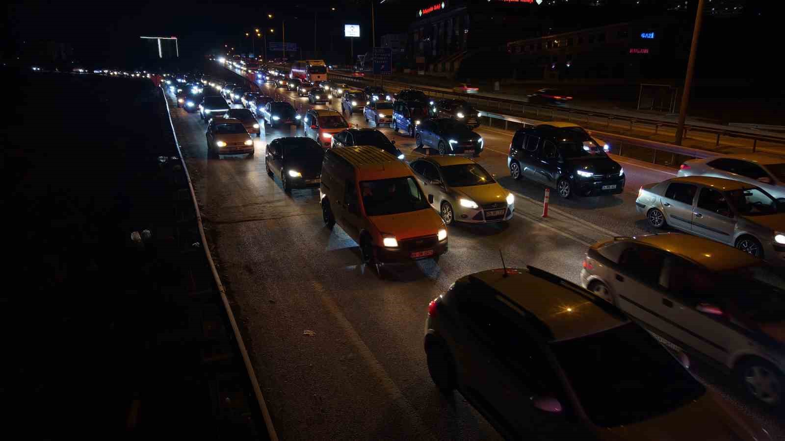 Bayram bitiyor, tatilciler mega kentlere akın ediyor: 43 ilin geçiş noktasında yoğun trafik
