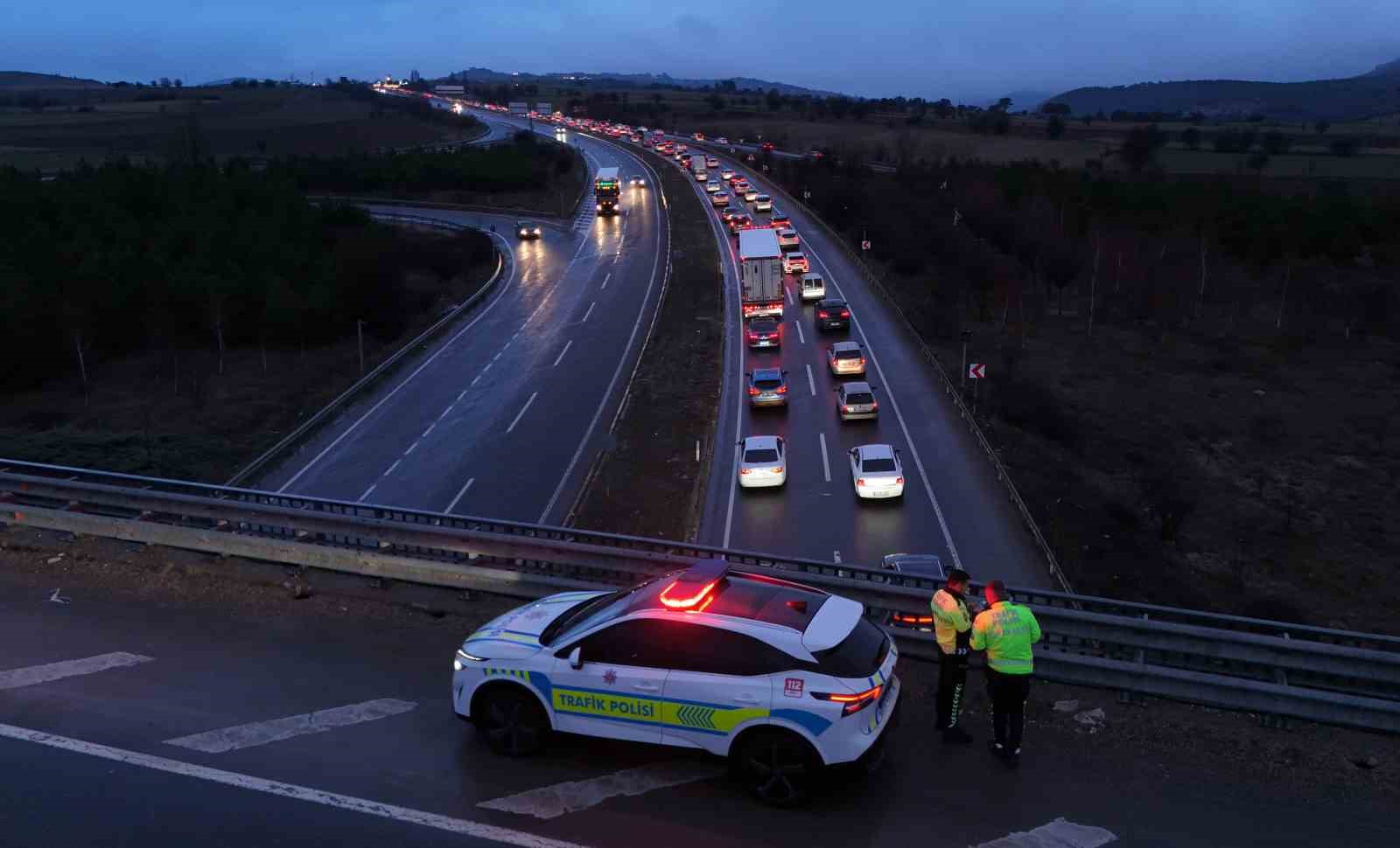 Bayram dönüşü çilesi: 30 kilometrelik araç kuyruğu havadan görüntülendi
