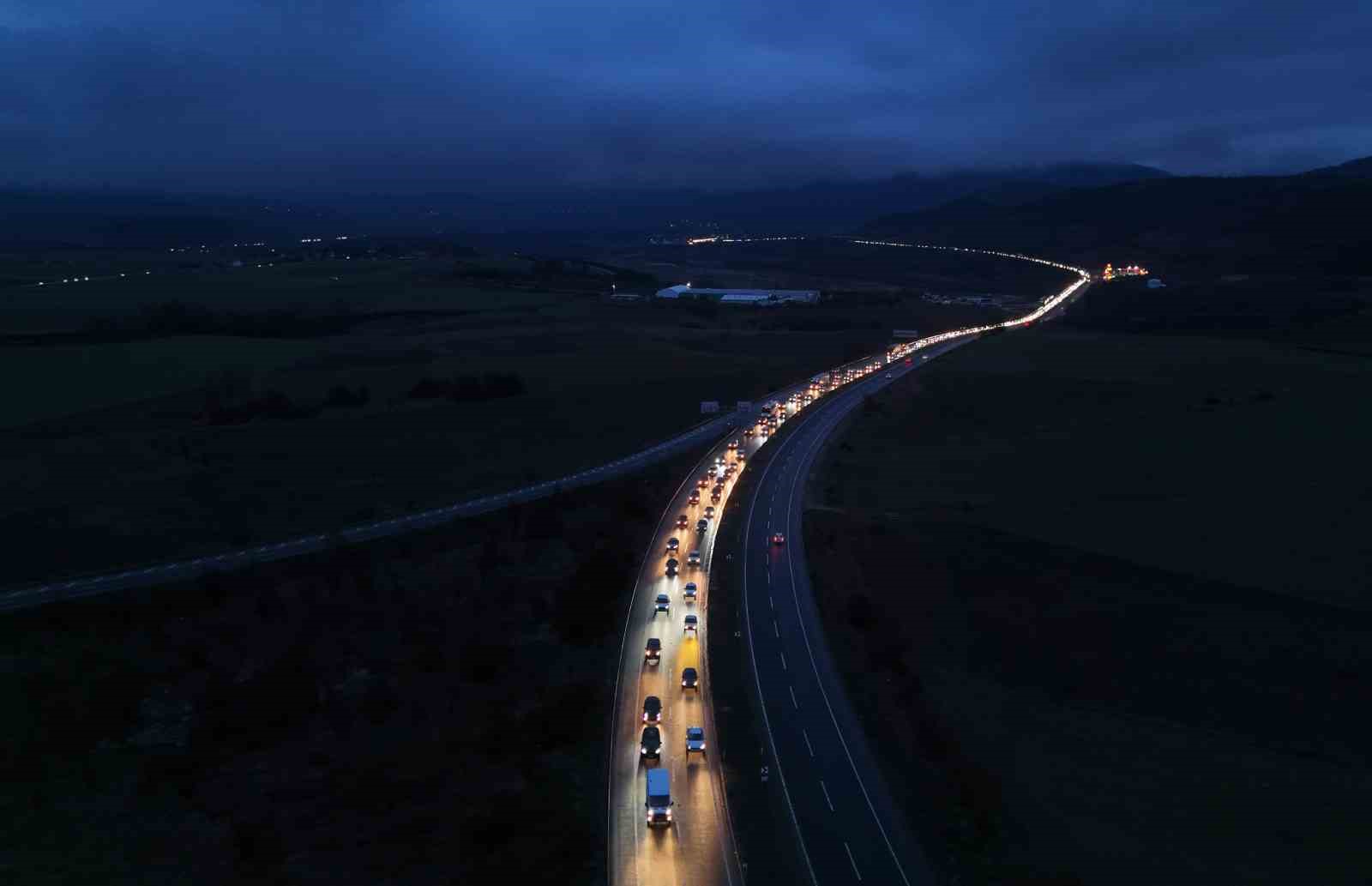 Bayram dönüşü çilesi: 30 kilometrelik araç kuyruğu havadan görüntülendi
