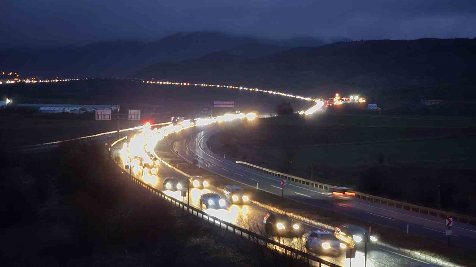 Bayram dönüşü çilesi: 30 kilometrelik araç kuyruğu havadan görüntülendi
