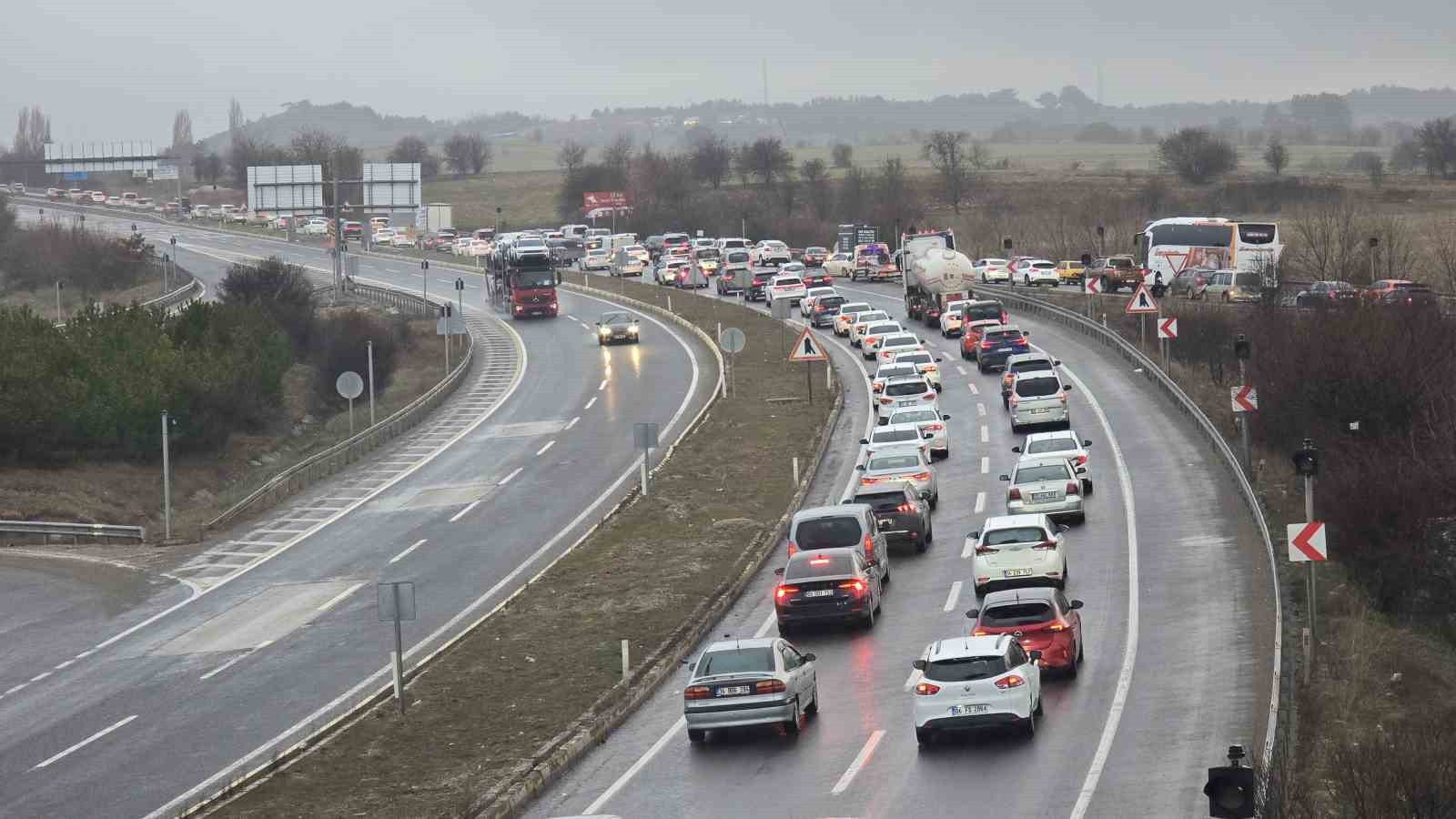 Bayram dönüşü çilesi: 30 kilometrelik araç kuyruğu havadan görüntülendi
