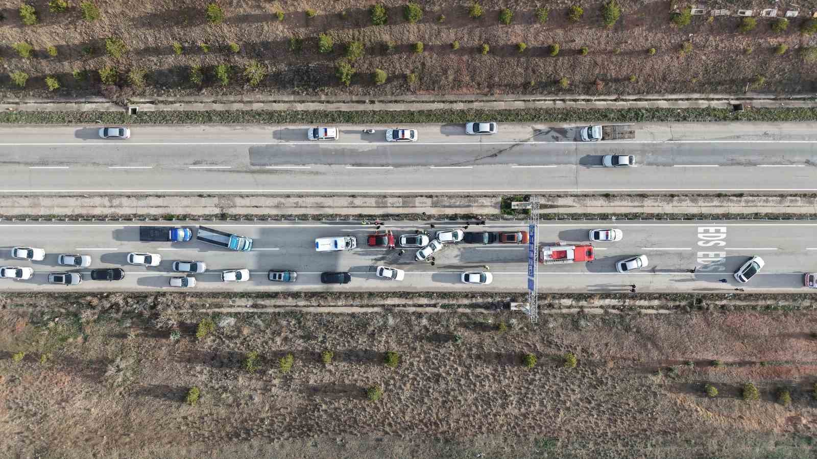 Bayram dönüşü zincirleme kaza: Anne ve iki çocuğu yaralandı
