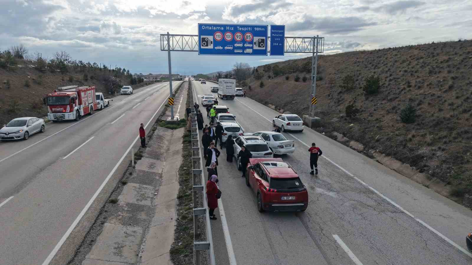 Bayram dönüşü zincirleme kaza: Anne ve iki çocuğu yaralandı
