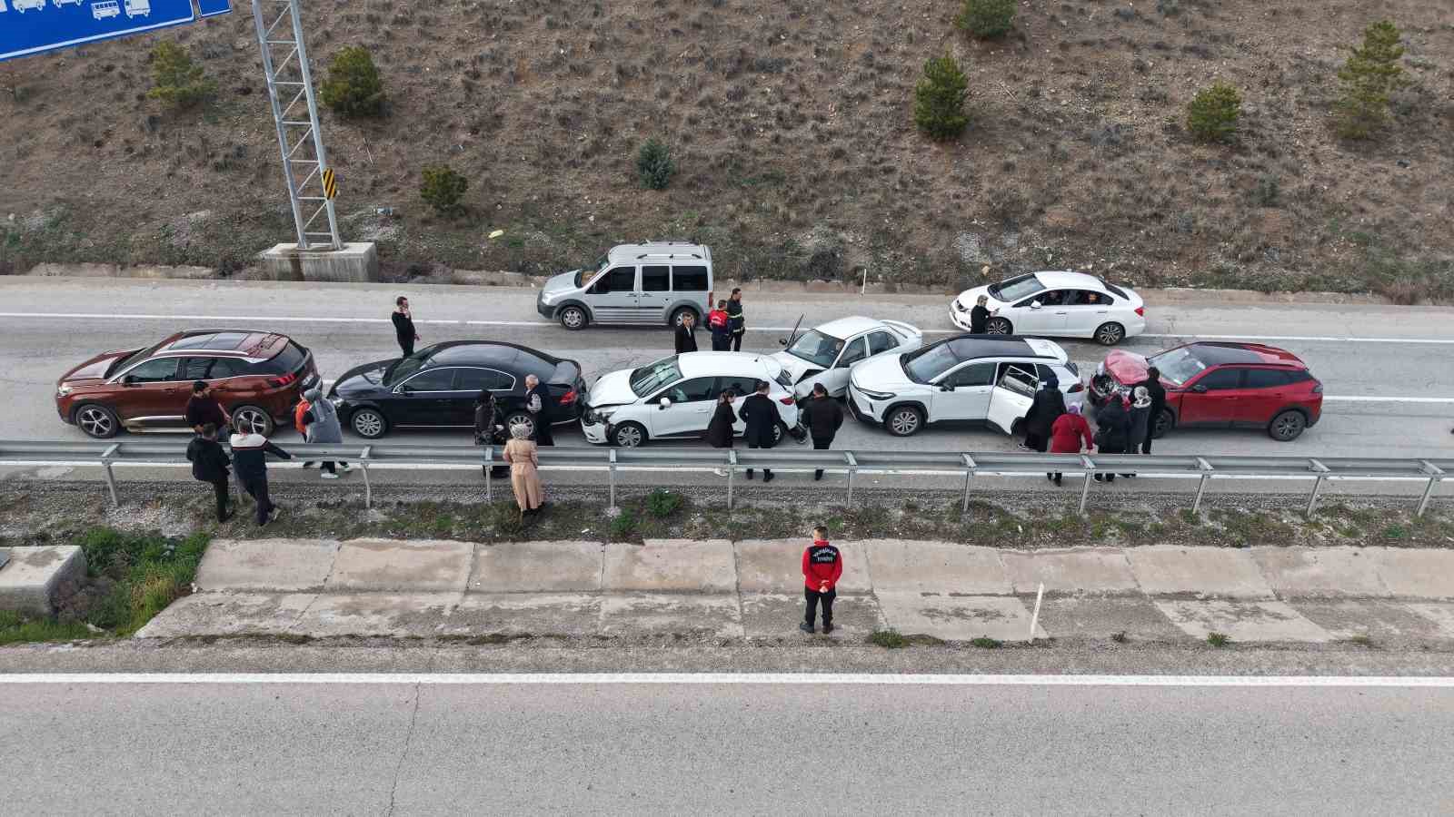 Bayram dönüşü zincirleme kaza: Anne ve iki çocuğu yaralandı
