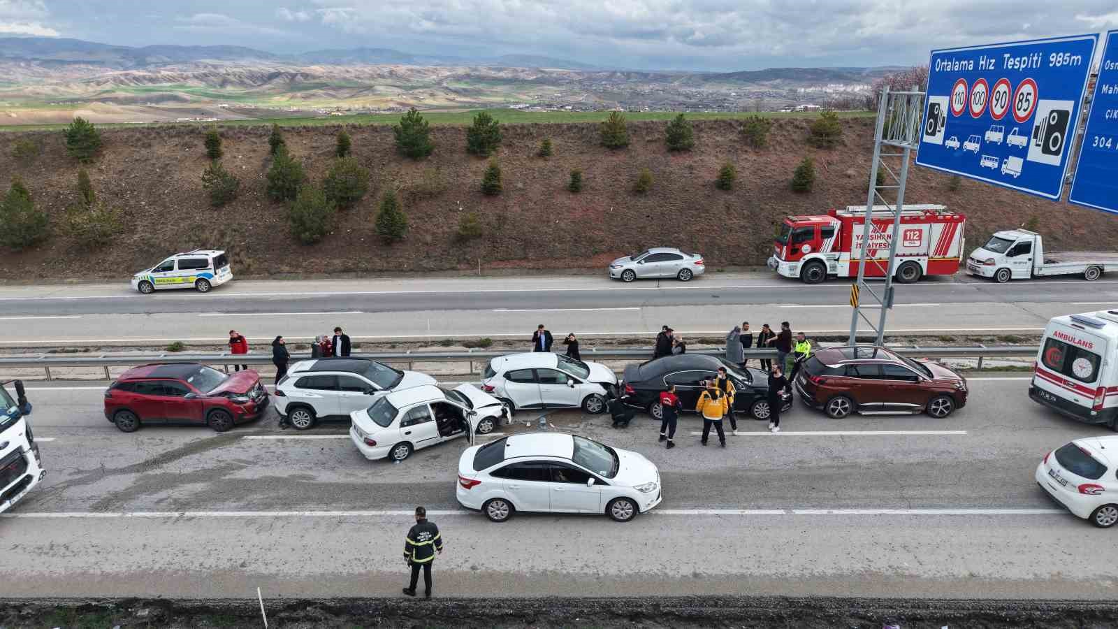 Bayram dönüşü zincirleme kaza: Anne ve iki çocuğu yaralandı

