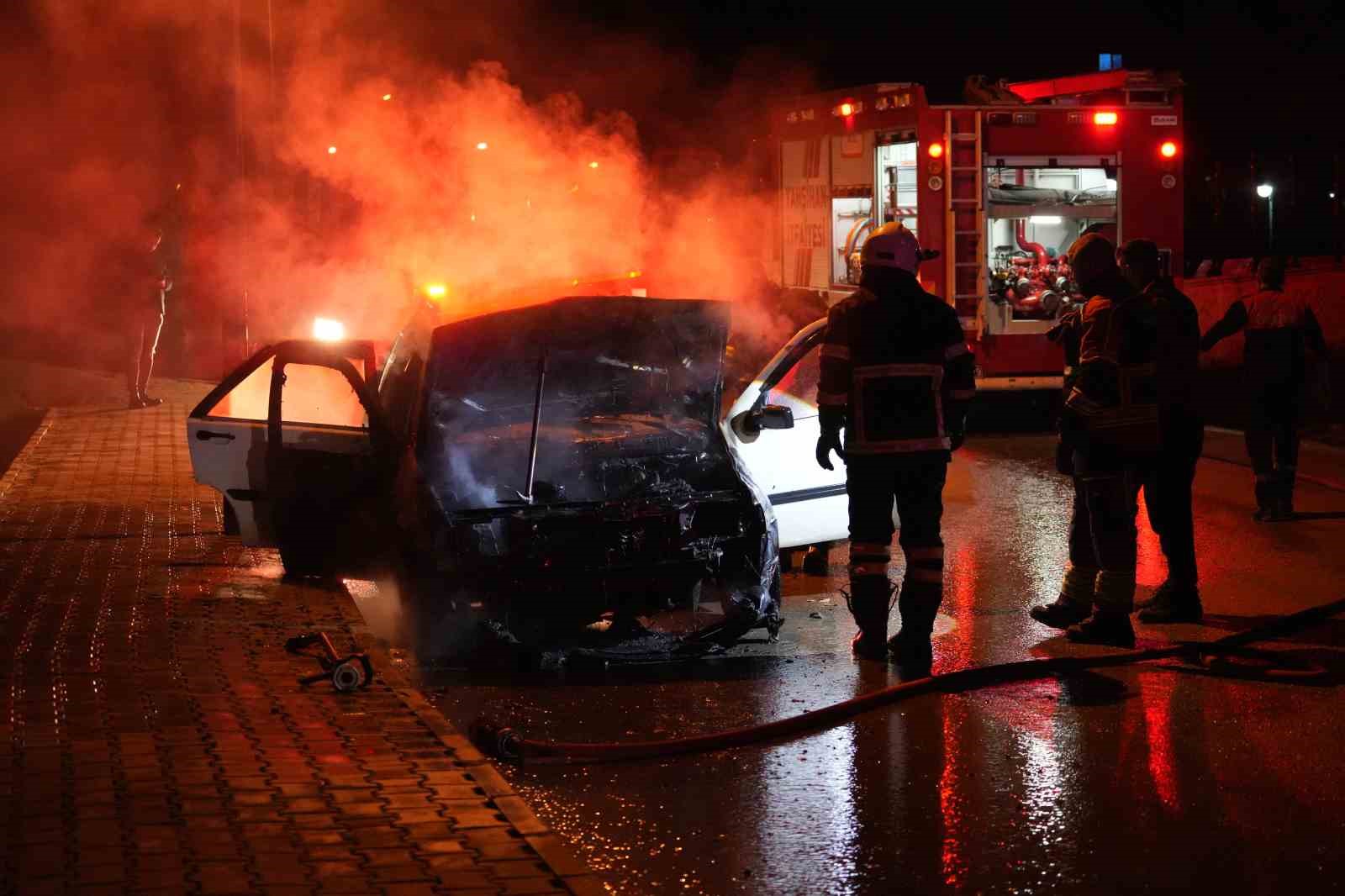 Bayram için yeğeninden emanet aldığı araç alev alev yandı
