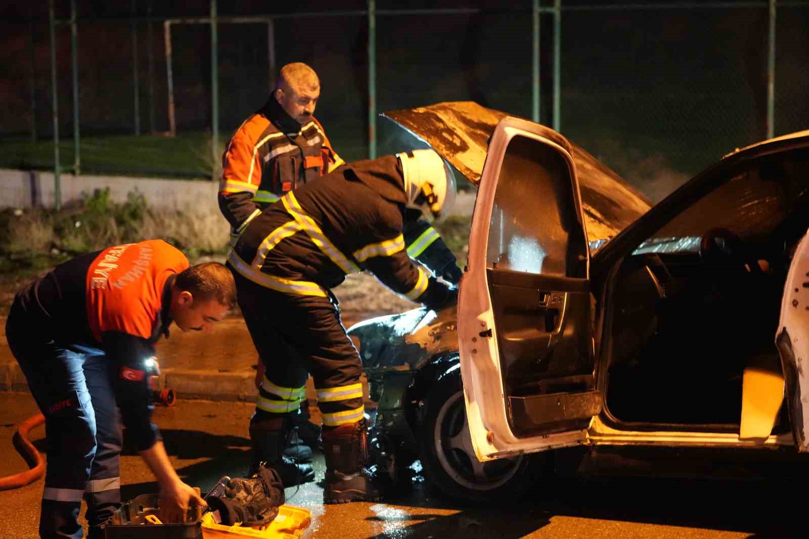 Bayram için yeğeninden emanet aldığı araç alev alev yandı
