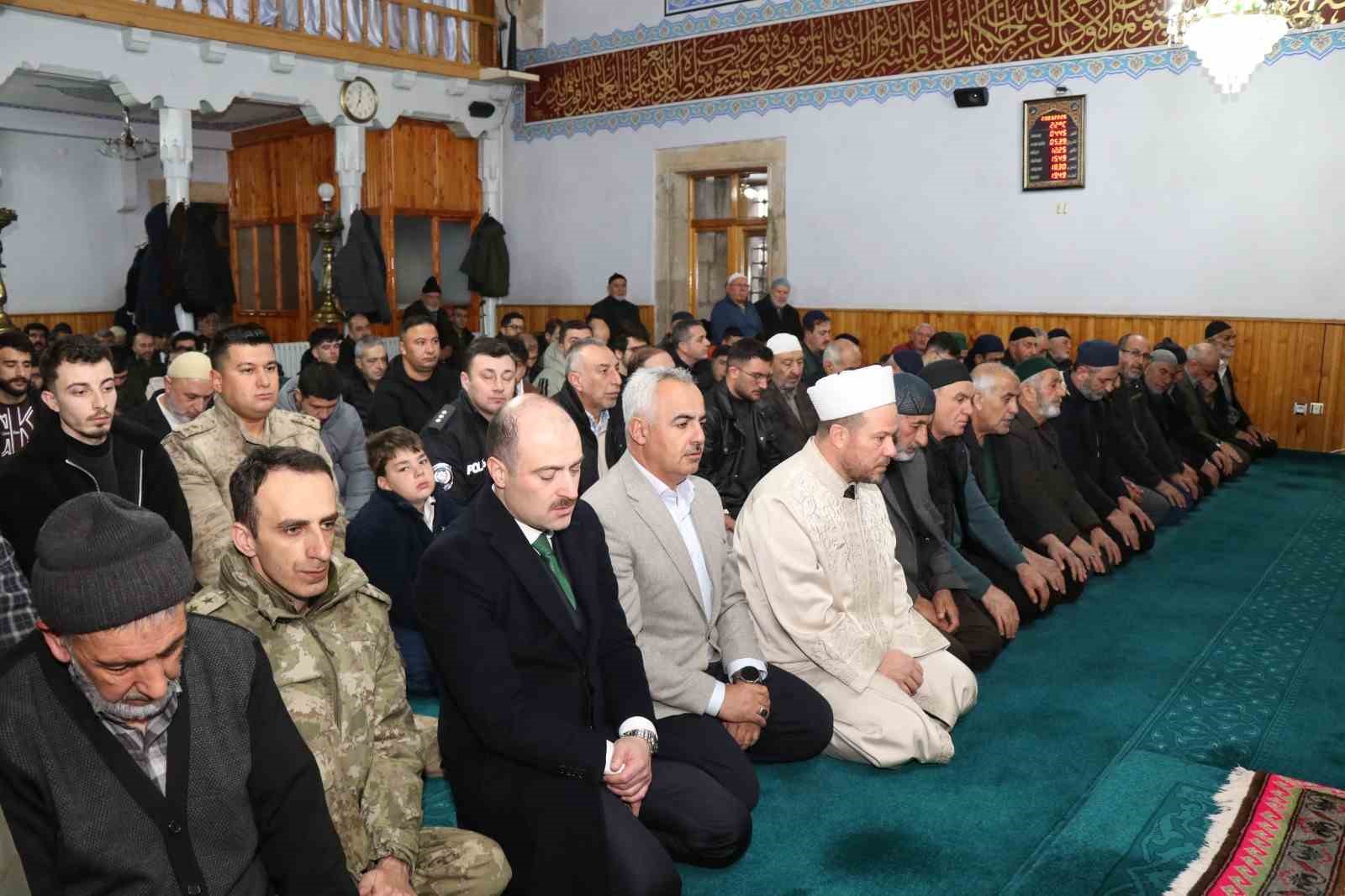 Bayram namazında camiler doldu taştı
