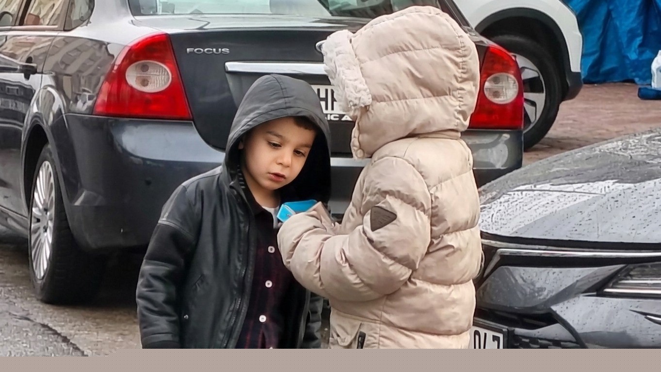 Bayram namazında çocuklara harçlık sürprizi

