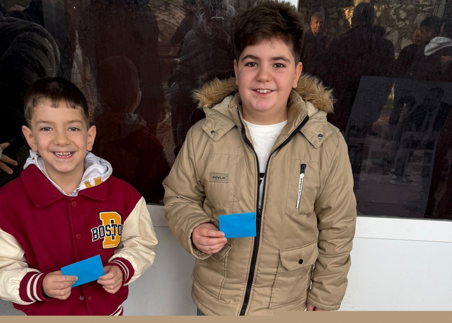 Bayram namazında çocuklara harçlık sürprizi
