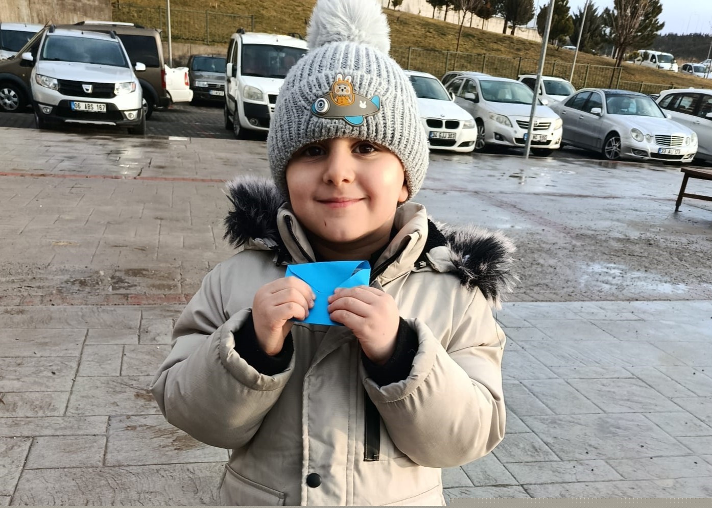 Bayram namazında çocuklara harçlık sürprizi
