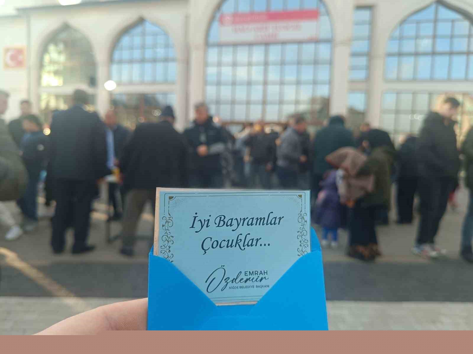Bayram namazında çocuklara harçlık sürprizi
