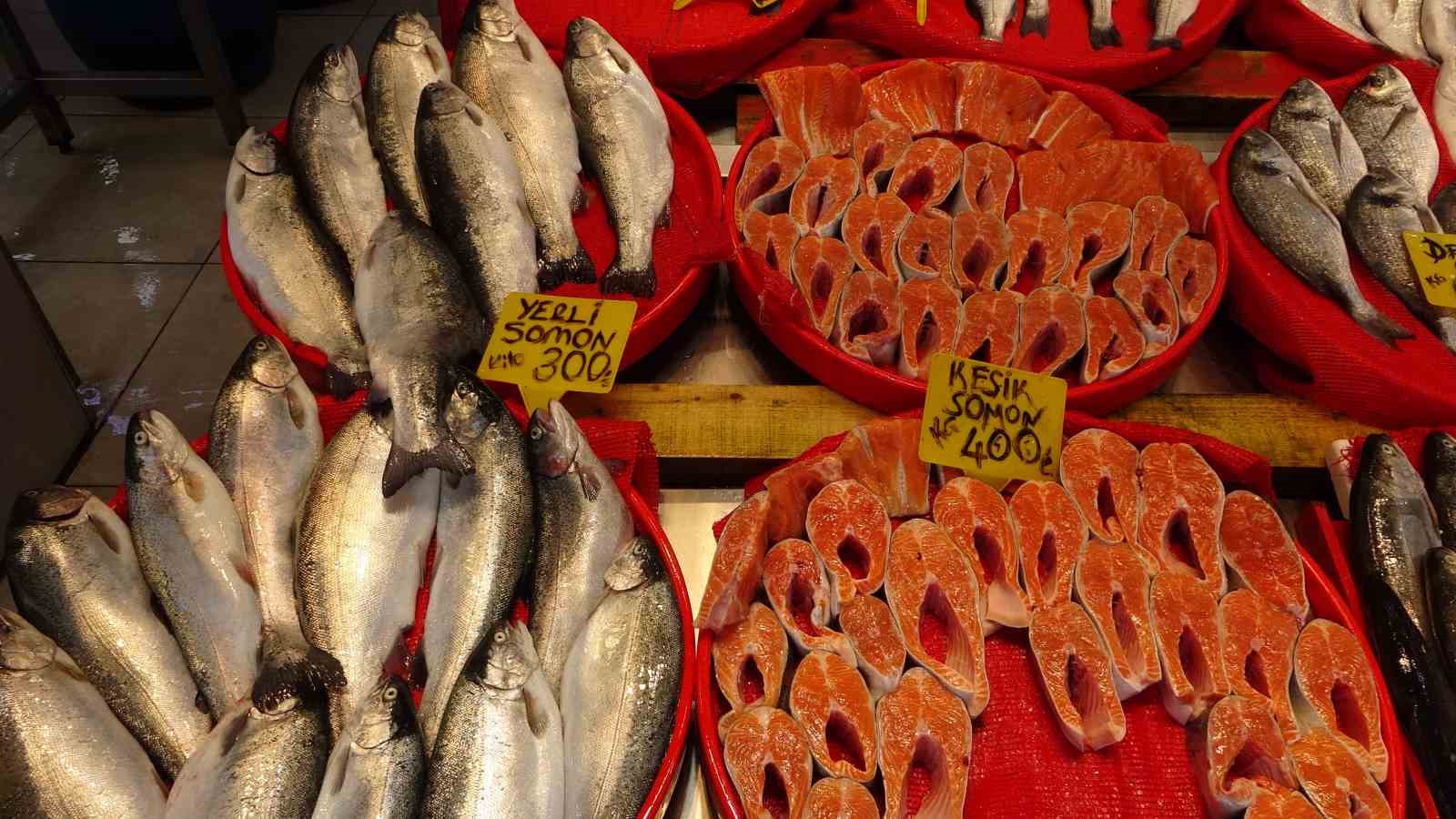 Bayram öncesi balık tezgahlarında bolluk
