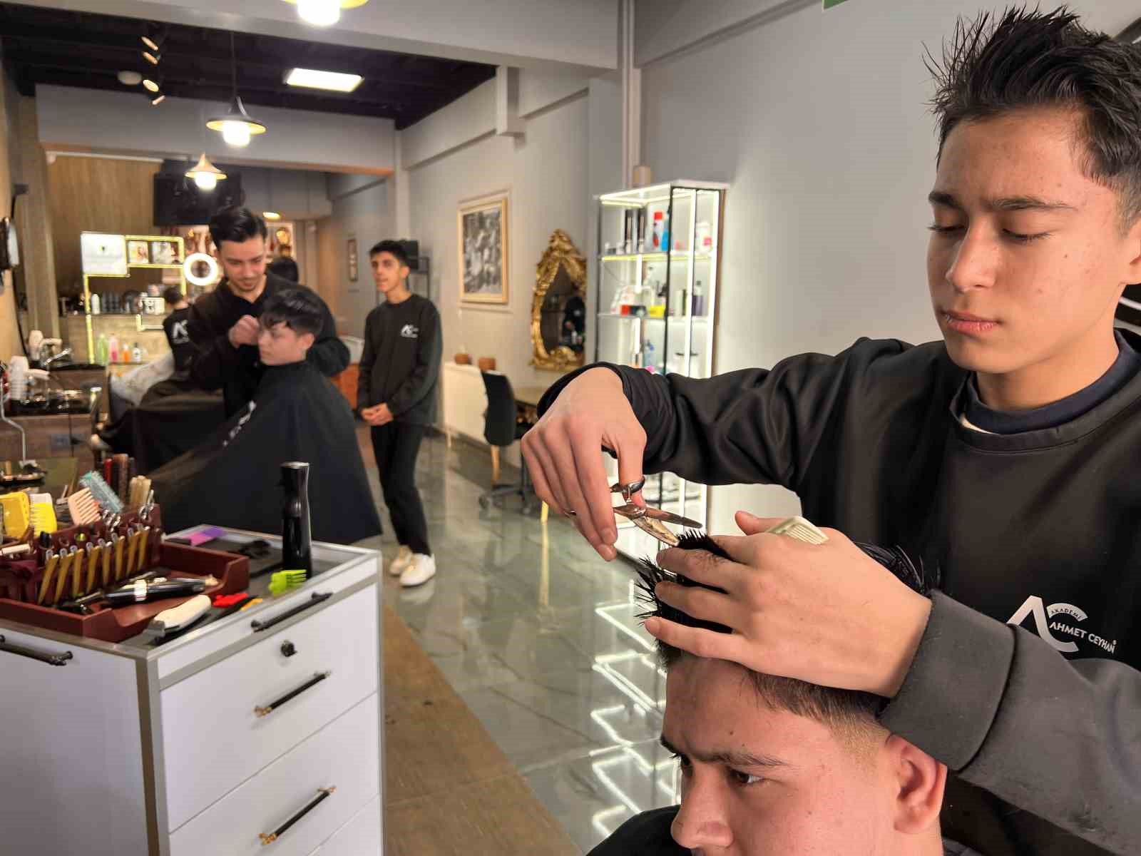 Bayram öncesi berber esnafının yoğunluğu başladı
