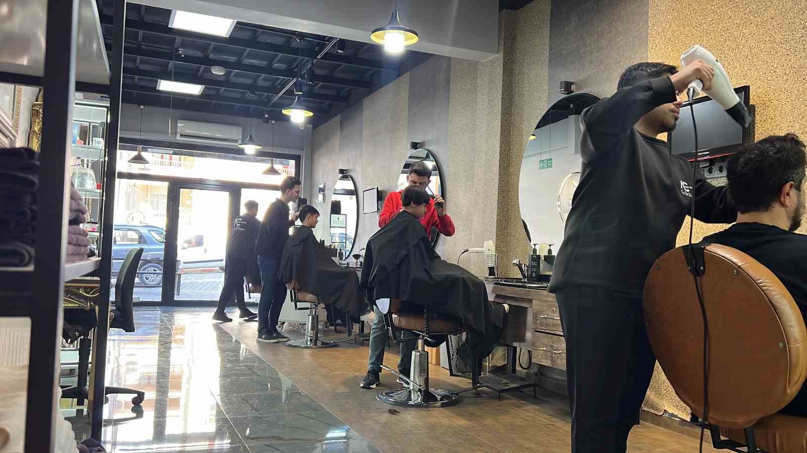 Bayram öncesi berber esnafının yoğunluğu başladı
