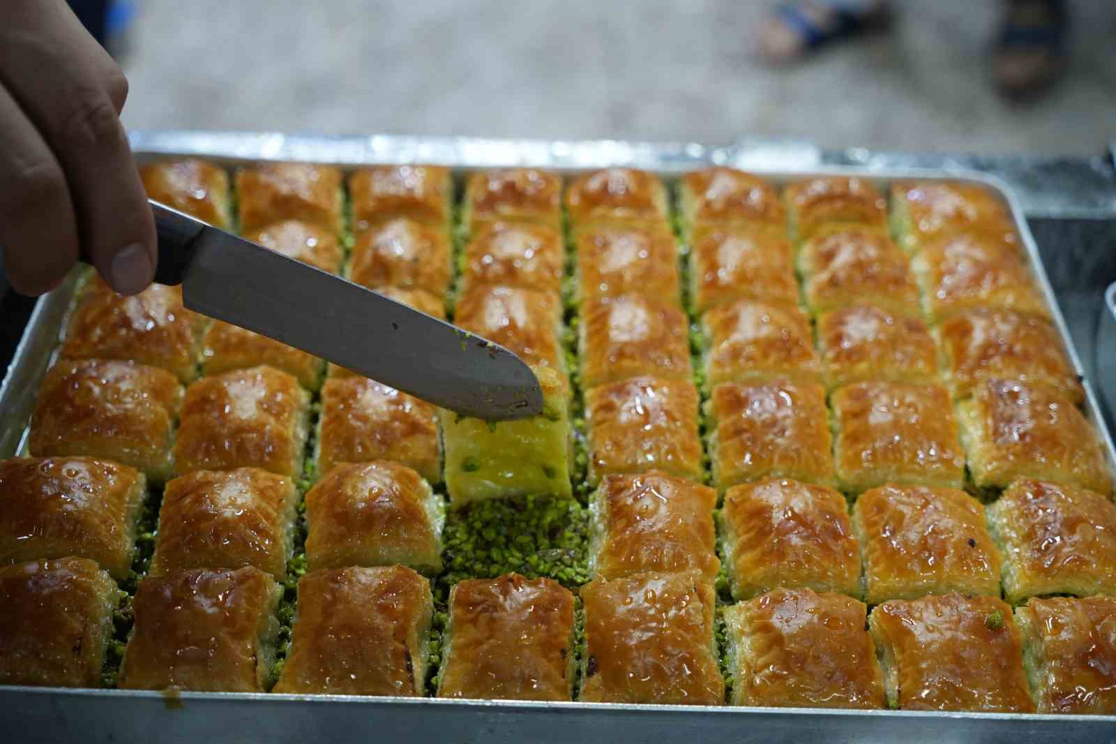Bayram öncesi Gaziantep’te baklava mesaisi
Bayram öncesi Gaziantep’te baklava mesaisi