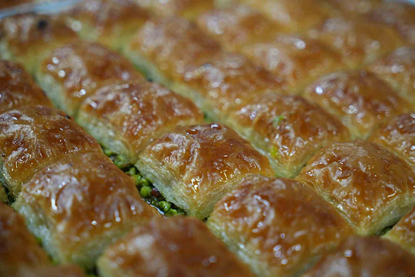 Bayram öncesi Gaziantep’te baklava mesaisi
Bayram öncesi Gaziantep’te baklava mesaisi