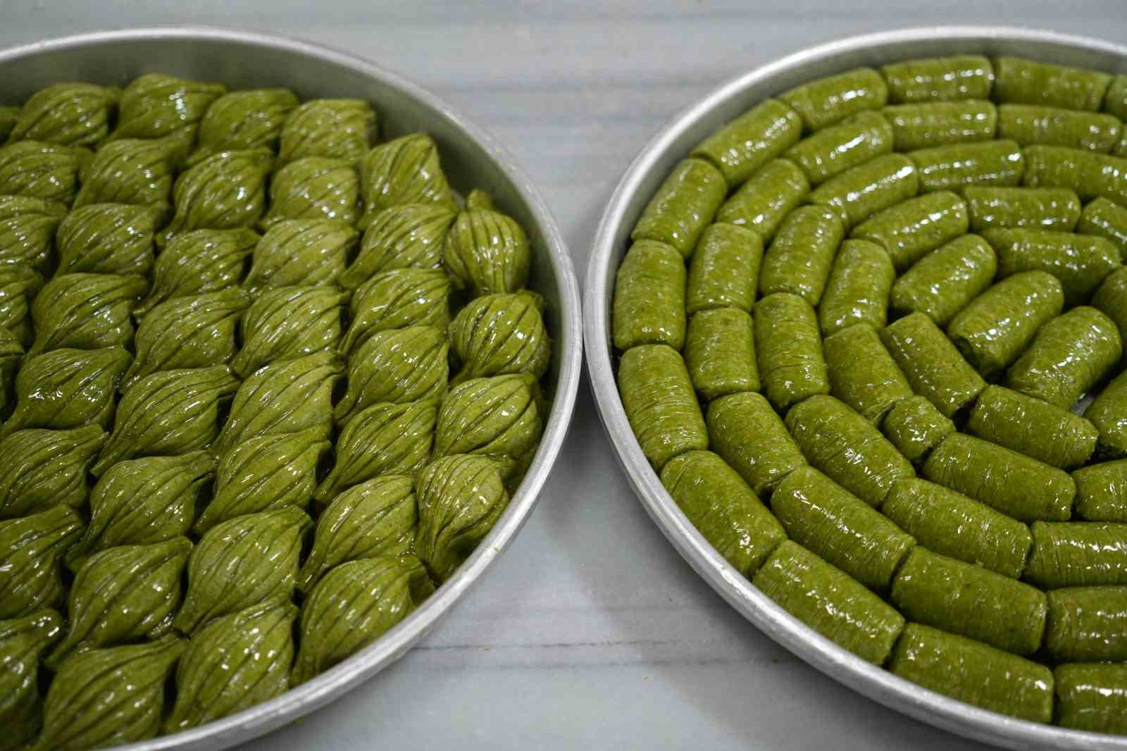 Bayram öncesi Gaziantep’te baklava mesaisi
Bayram öncesi Gaziantep’te baklava mesaisi
