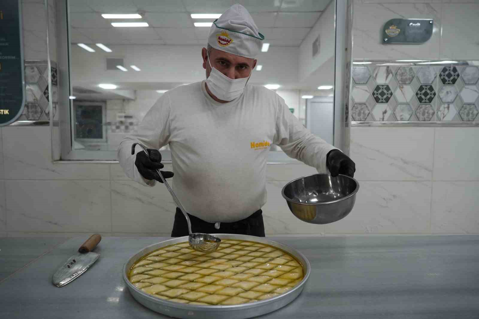 Bayram öncesi Gaziantep’te baklava mesaisi
Bayram öncesi Gaziantep’te baklava mesaisi