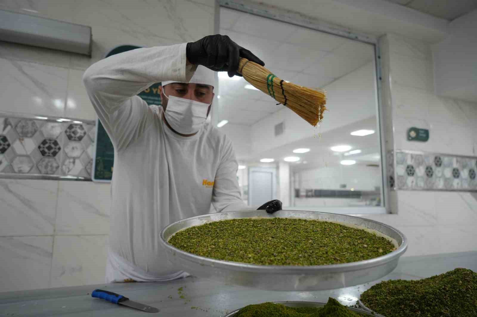 Bayram öncesi Gaziantep’te baklava mesaisi
Bayram öncesi Gaziantep’te baklava mesaisi