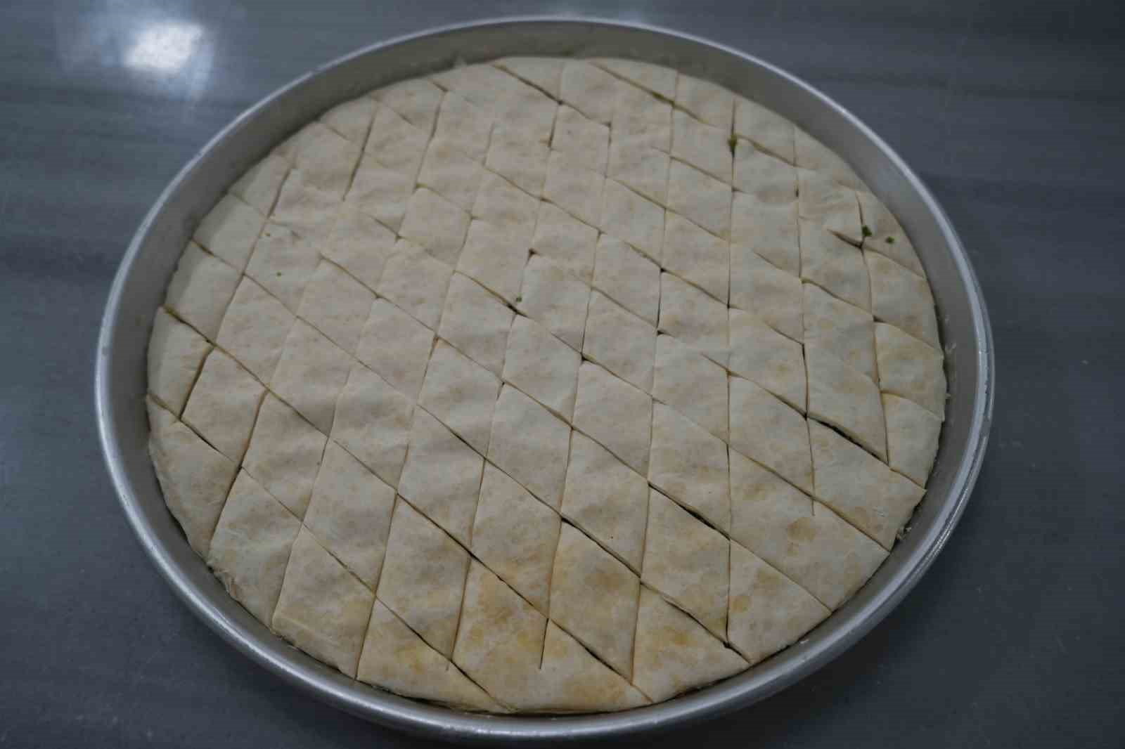 Bayram öncesi Gaziantep’te baklava mesaisi
Bayram öncesi Gaziantep’te baklava mesaisi