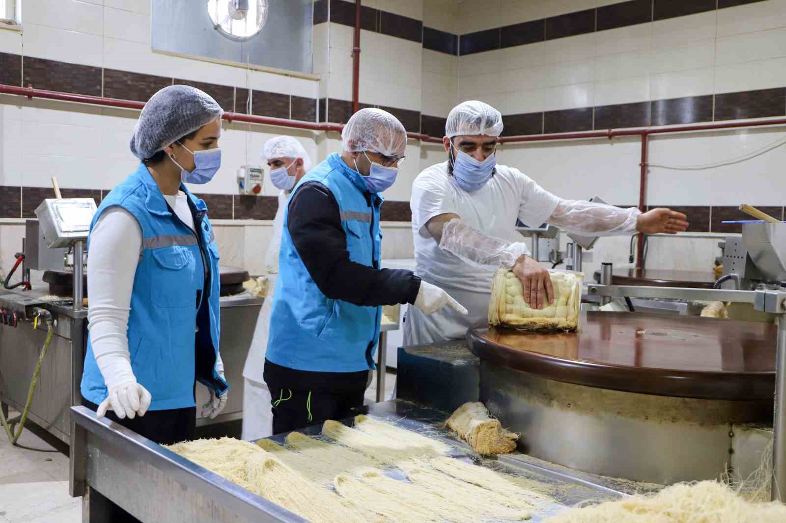 Bayram öncesi gıda satışı yapan iş yerleri denetlendi
