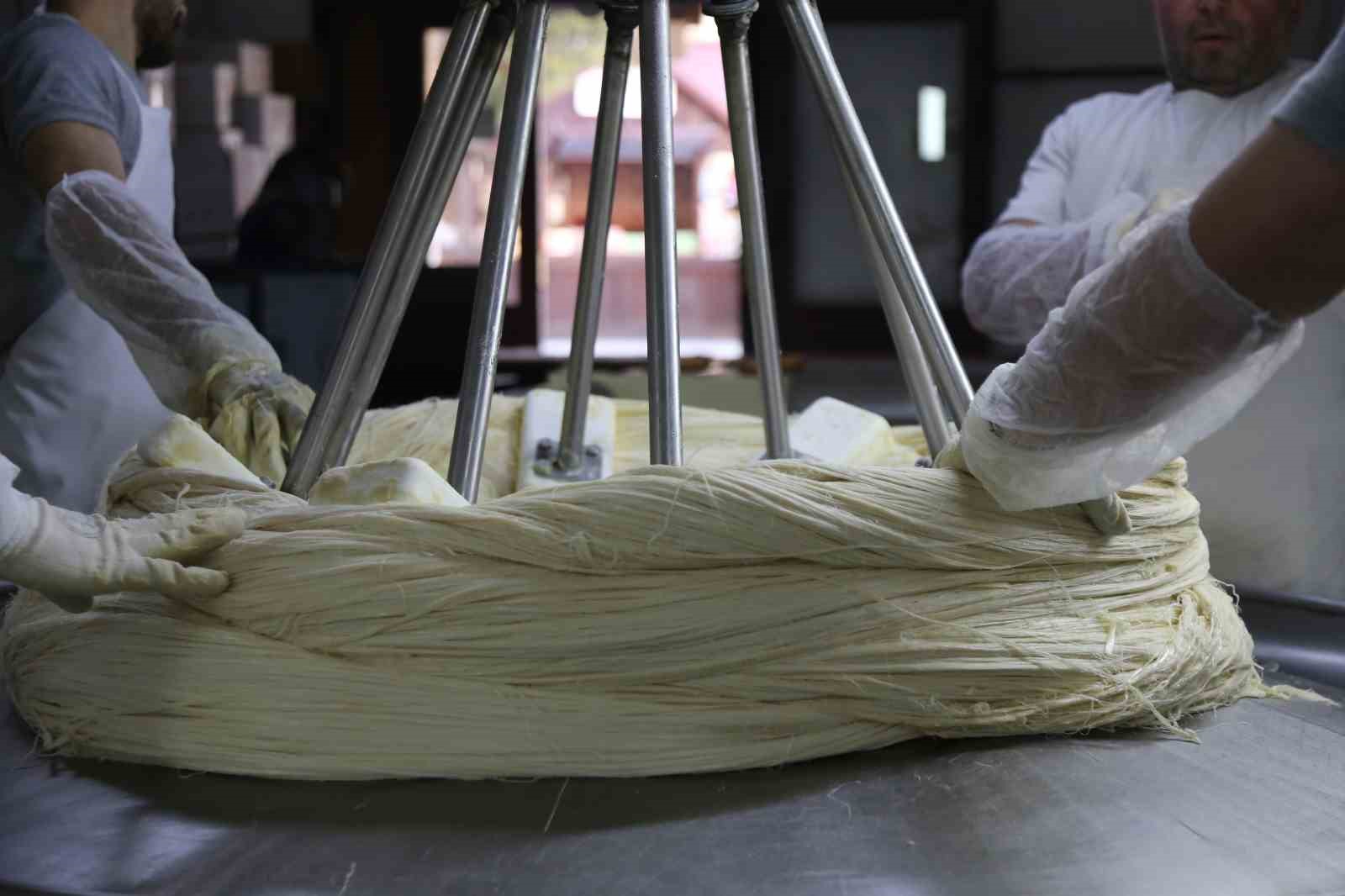 Bayram öncesi imalathanelerde saray helvası mesaisi
