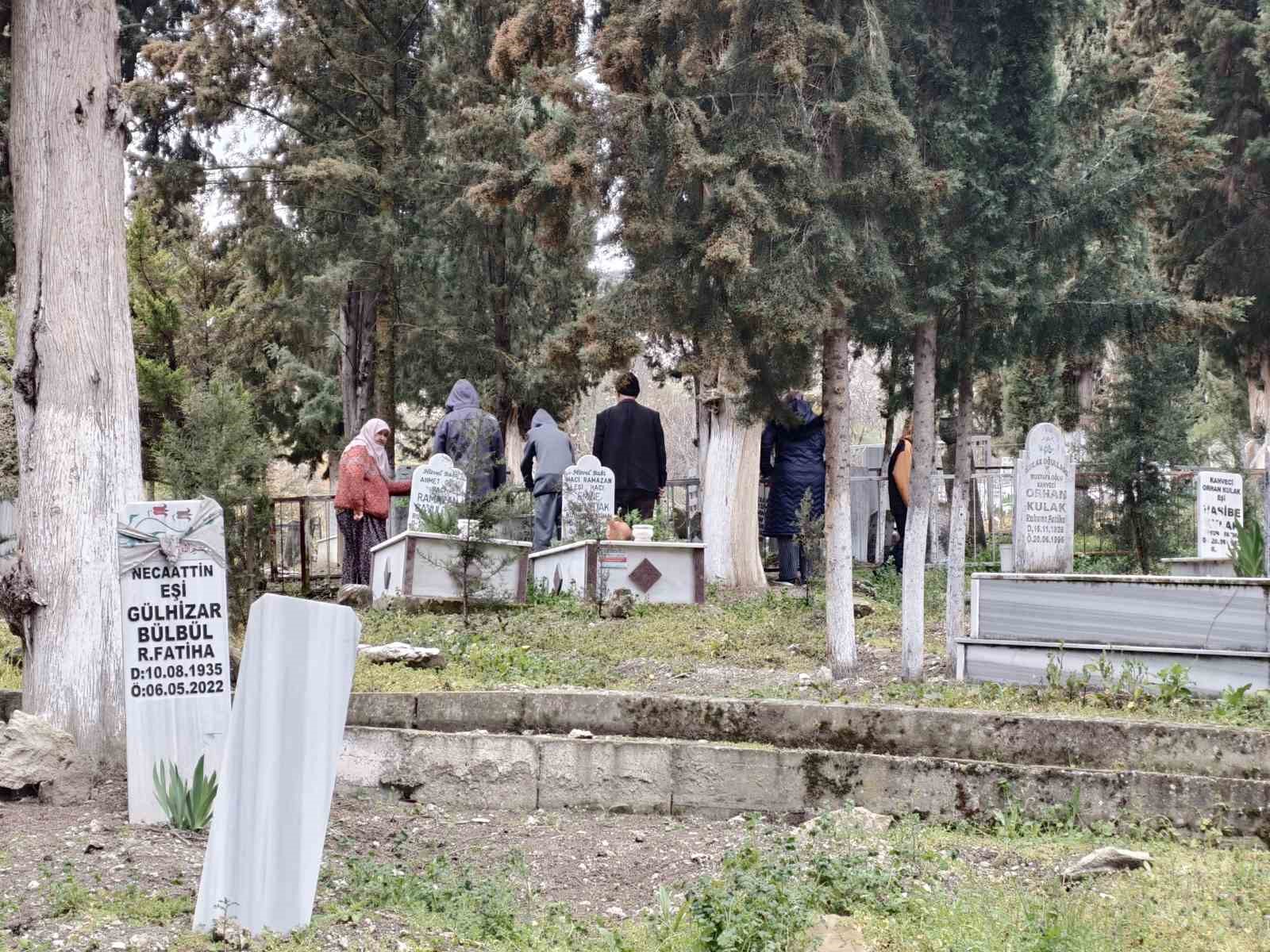 Bayram öncesi mezarlıklarda duygu seli

