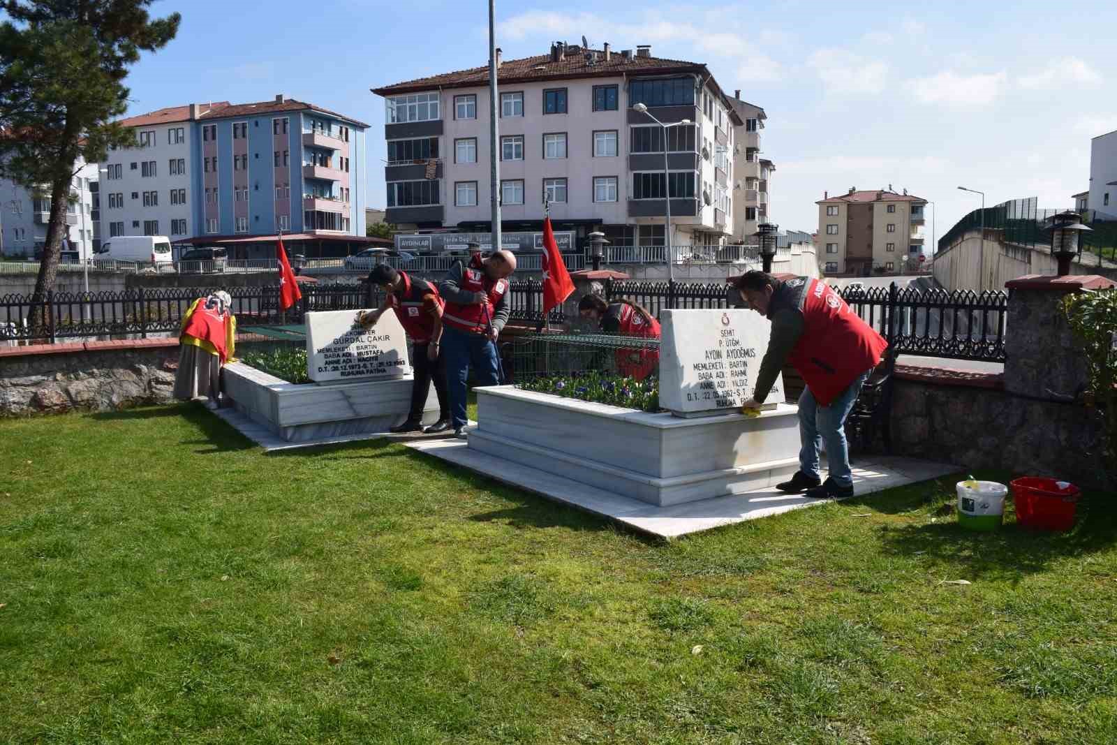 Bayram öncesi şehit mezarlarında çalışmalar yapıldı
