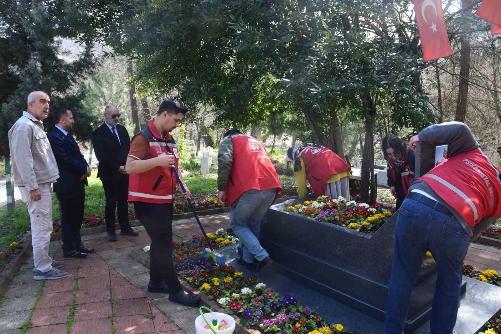 Bayram öncesi şehit mezarlarında çalışmalar yapıldı
