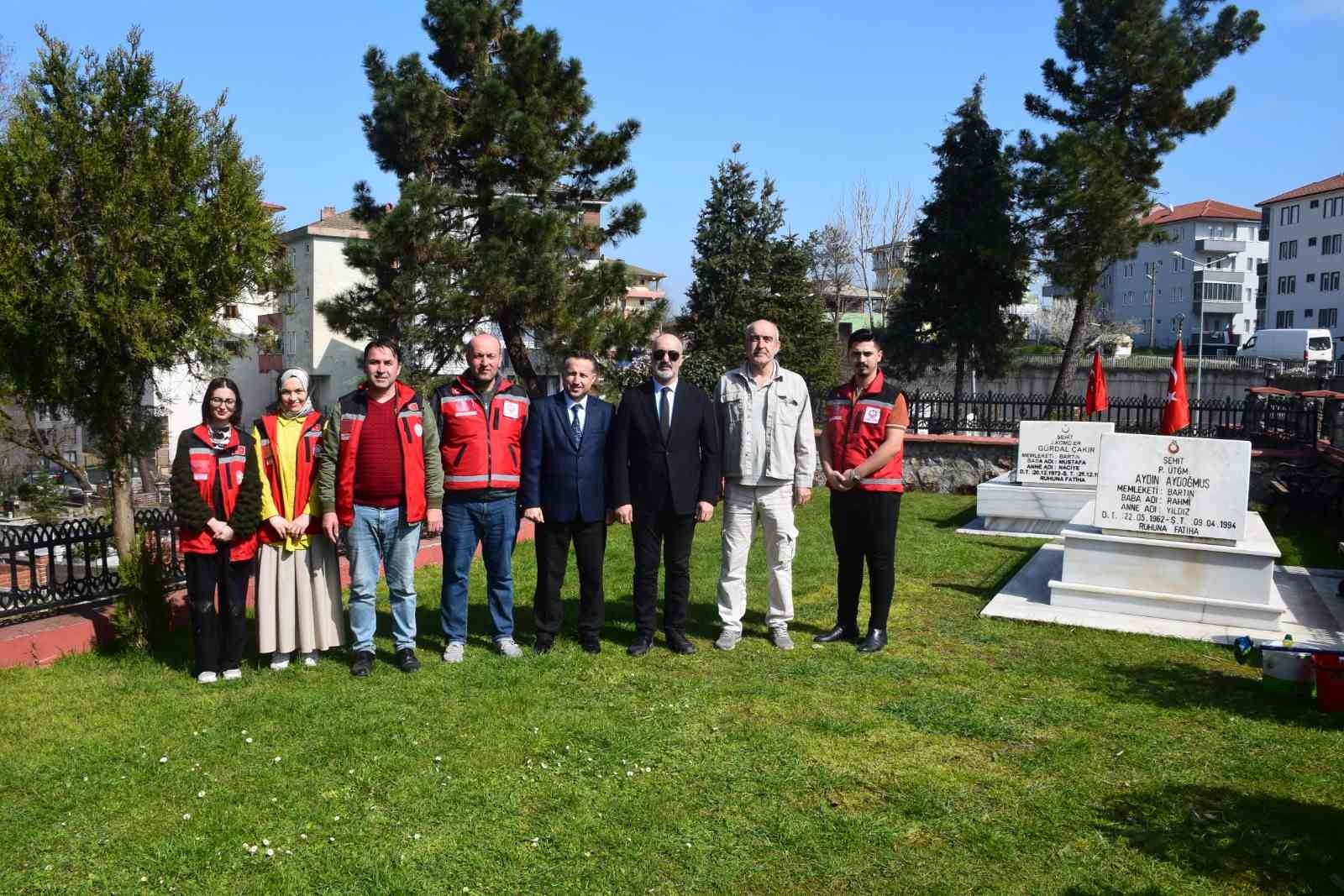 Bayram öncesi şehit mezarlarında çalışmalar yapıldı
