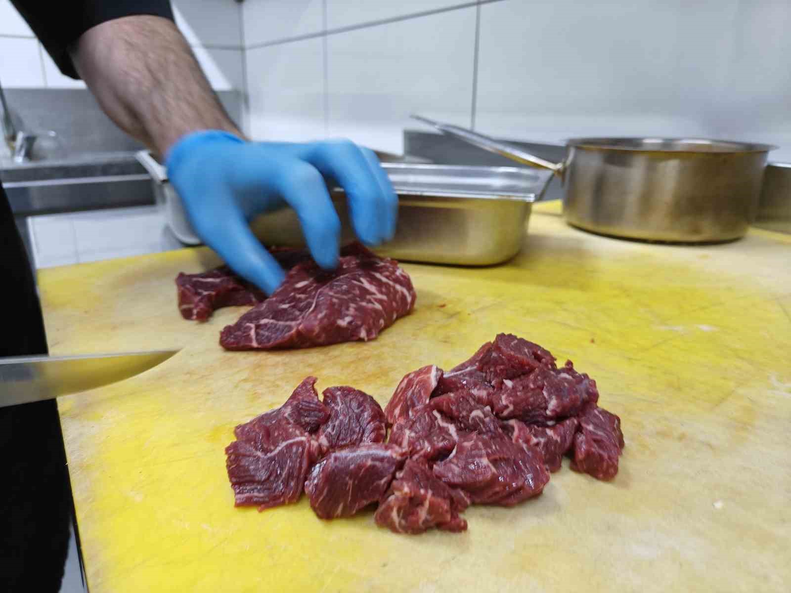 Bayram sofrasının geleneksel lezzeti: Etli nohut yahnisi
