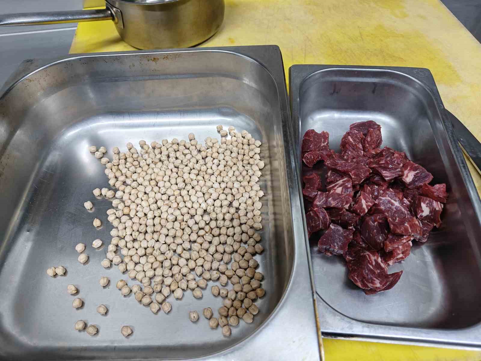 Bayram sofrasının geleneksel lezzeti: Etli nohut yahnisi
