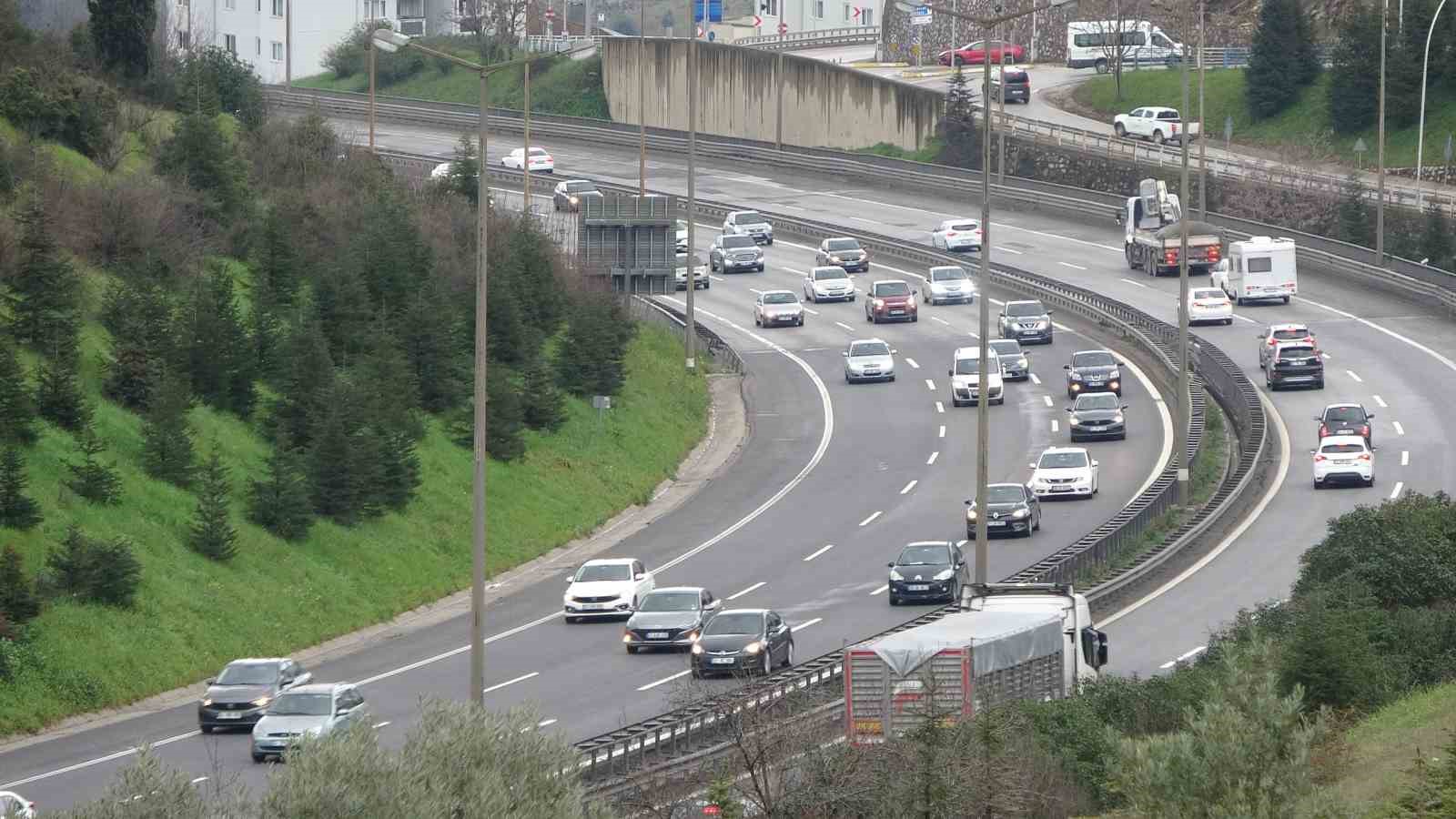 Bayram tatili dönüşleri başladı, TEM’de akıcı yoğunluk hakim
