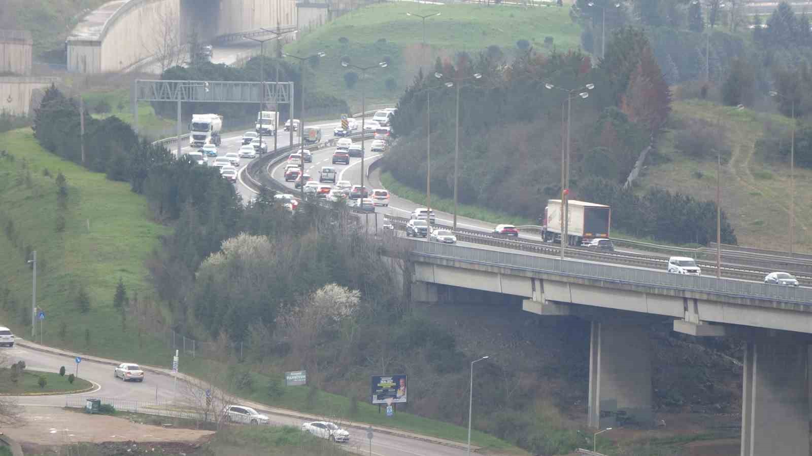 Bayram tatili dönüşleri başladı, TEM’de akıcı yoğunluk hakim

