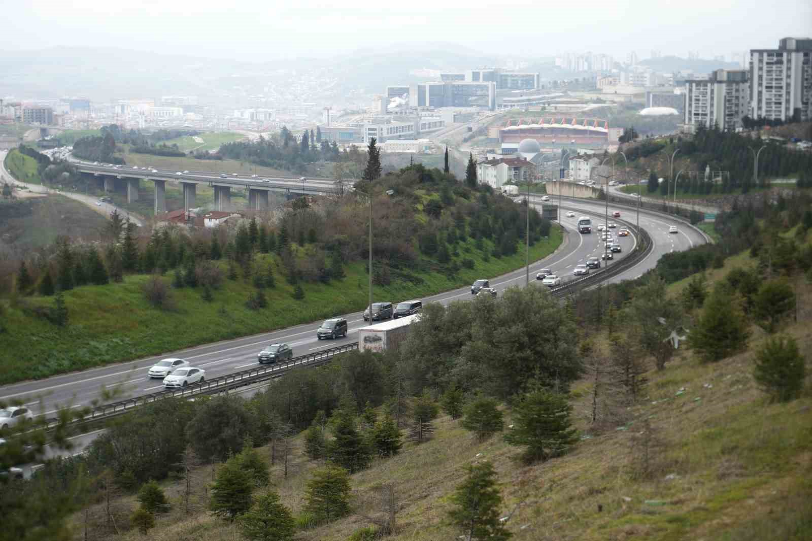 Bayram tatili dönüşleri başladı, TEM’de akıcı yoğunluk hakim
