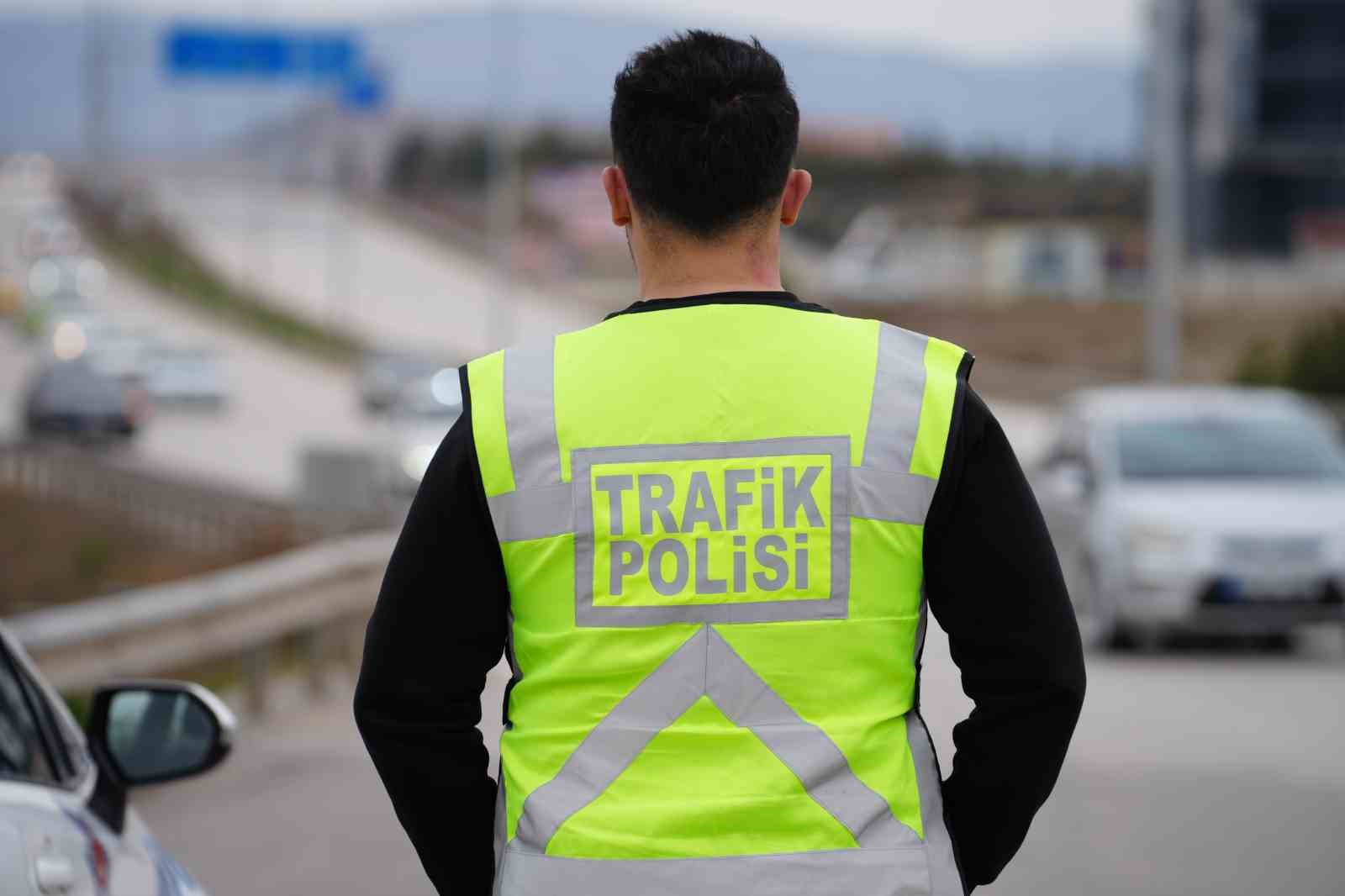 Bayram yolculuğu başladı: 43 ilin geçiş güzergahında trafik hareketliliği arttı
