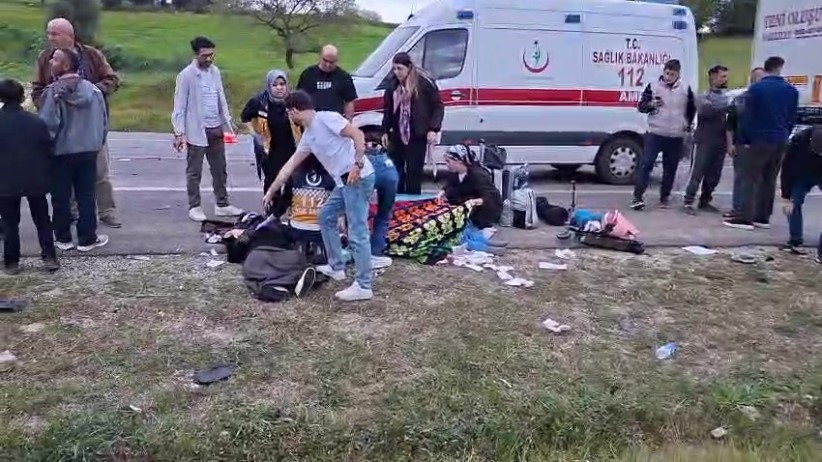 Bayram yolunda feci kaza: Otomobiller kafa kafaya çarpıştı, 7 kişi yaralandı
