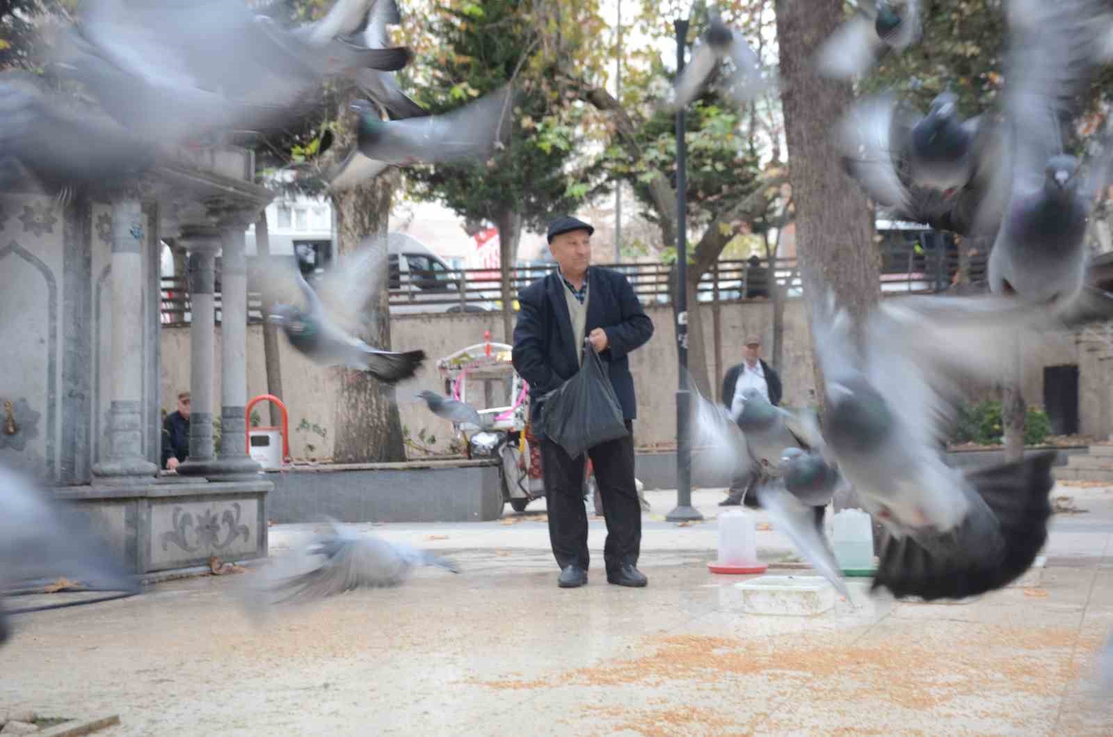 Bayramda eşini dostunu bıraktı, beslediği kuşlara koştu
Bayramda eşini dostunu bıraktı, beslediği kuşlara koştu