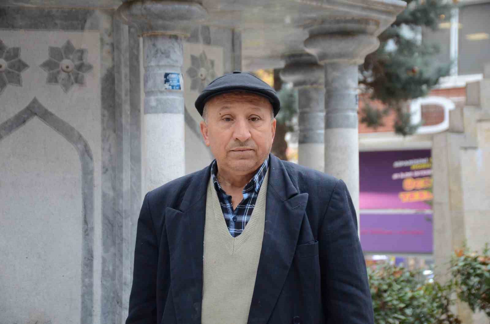 Bayramda eşini dostunu bıraktı, beslediği kuşlara koştu
Bayramda eşini dostunu bıraktı, beslediği kuşlara koştu