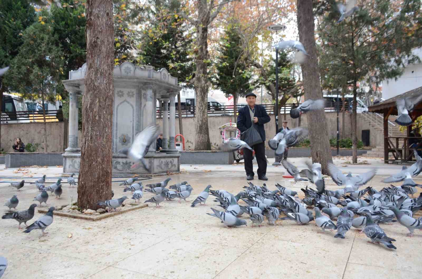 Bayramda eşini dostunu bıraktı, beslediği kuşlara koştu
Bayramda eşini dostunu bıraktı, beslediği kuşlara koştu