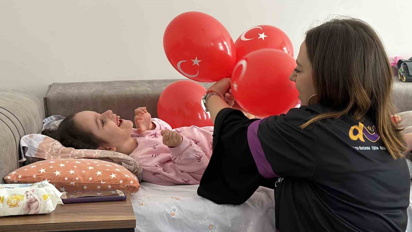 Bayramı hastanede geçiren çocuklara anlamlı ziyaret
