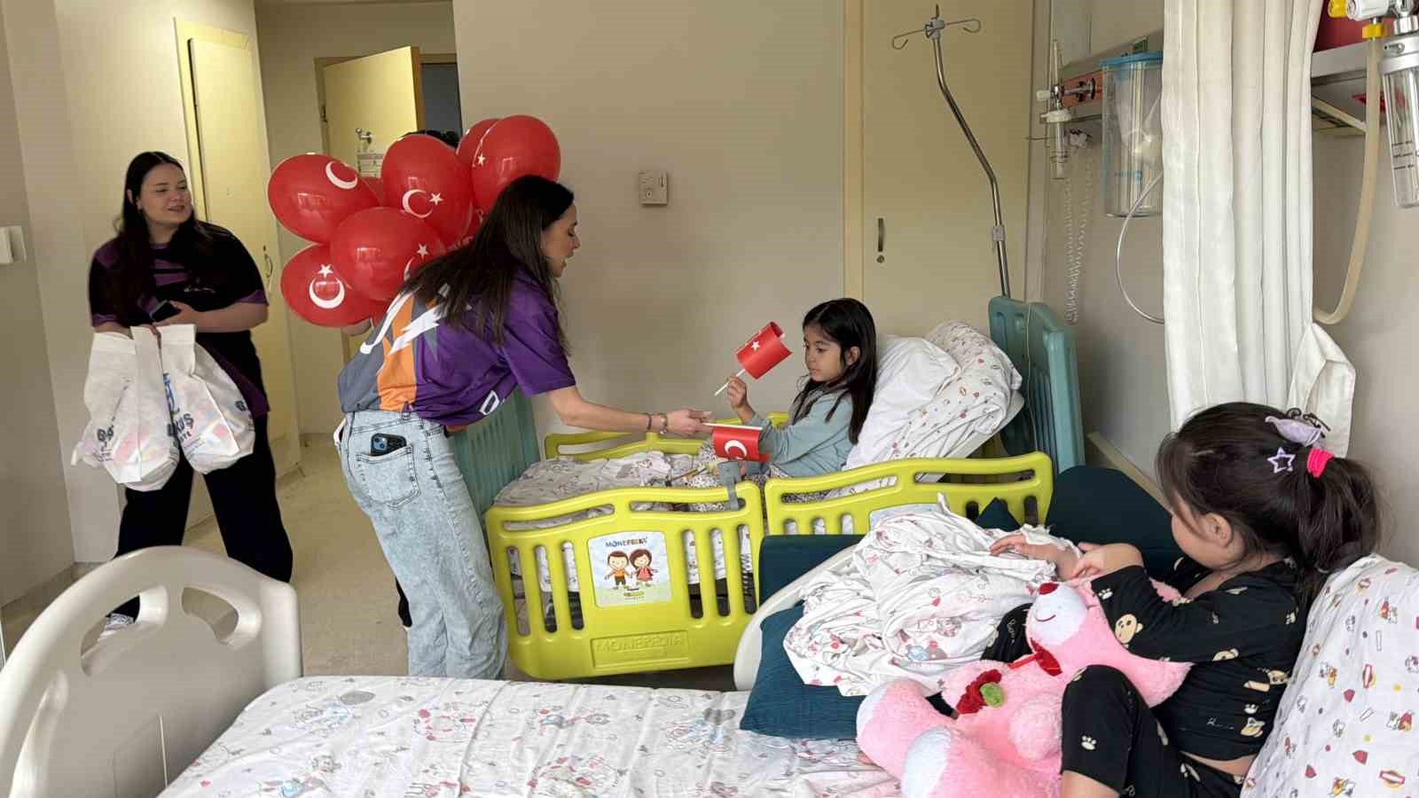 Bayramı hastanede geçiren çocuklara anlamlı ziyaret
