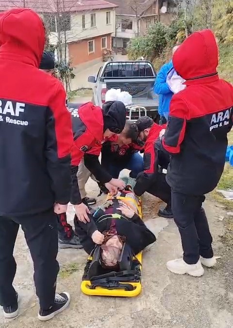 Bayramı köyünde geçirsin diye sedye ile evine taşındı
