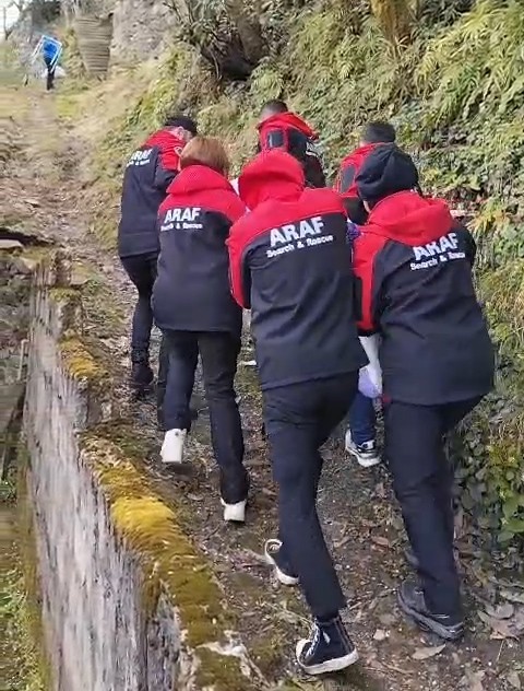 Bayramı köyünde geçirsin diye sedye ile evine taşındı
