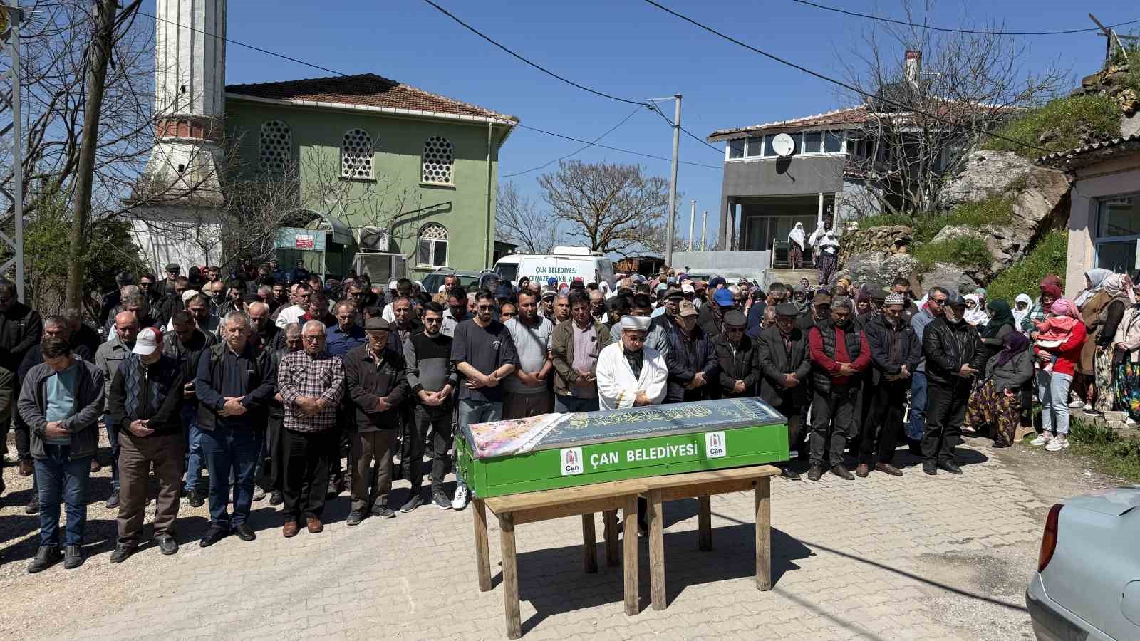 Bayramiç’te kocası tarafından av tüfeğiyle öldürülen kadın toprağa verildi
