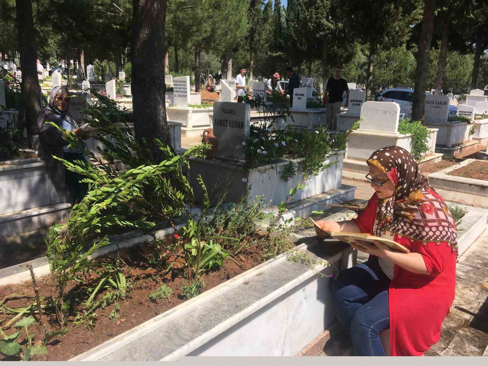 Bayramın ilk günü mrzarlıklarda yoğunluk
