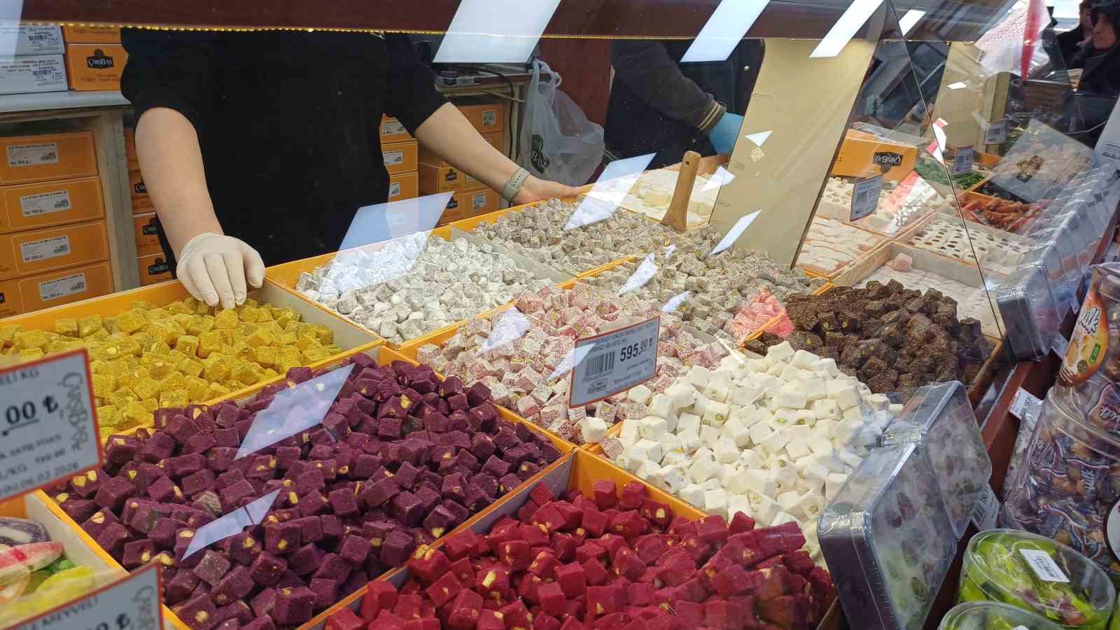 Bayramlık çikolata ve şekerler tezgahlarda
