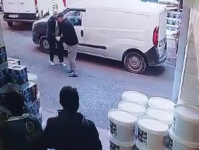 Bayrampaşa’da baba ve oğlu, eski çalışanın iş yerini bastı; iş görüşmesine gelen kişi vuruldu
