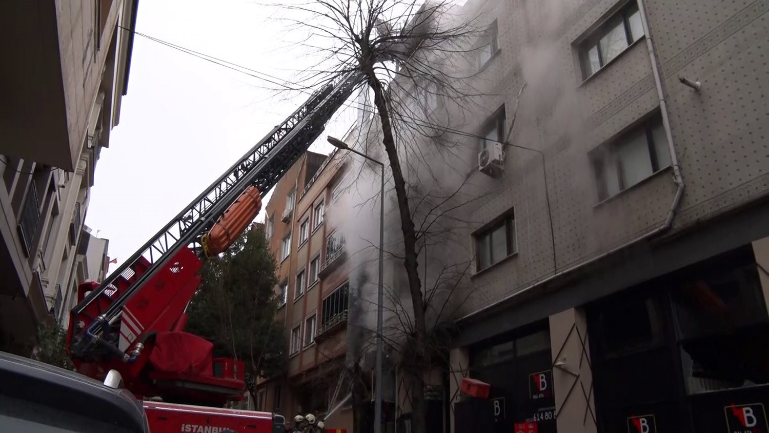 Bayrampaşa’da bir restoranda çıkan yangın paniğe neden oldu
